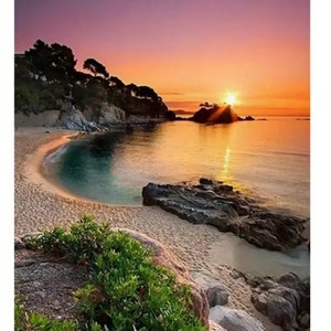 Könnte beinhalten: Ein malerischer Sonnenuntergang über einem ruhigen Meer mit einem Sandstrand und einer felsigen Küste. Der Himmel ist ein lebendiges Zusammenspiel von rosa, orange und violetten Farbtönen, wobei die Sonne in der Ferne untergeht.