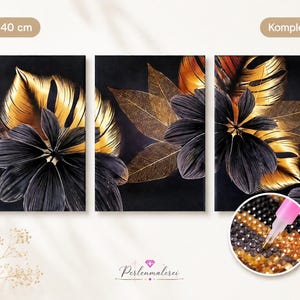 Könnte beinhalten: Ein dreiteiliges Diamond Painting Set mit schwarzen und goldenen tropischen Blättern auf dunklem Grund. Das Set misst 90 x 40 cm und enthält einen rosa Applikator, der in einem runden Ausschnitt beim Setzen der kleinen Steinchen zu sehen ist.