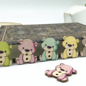 Holz Knopf Bär Teddy bunt 27x23 Deko Geschenk Kinder nähen stricken DIY Schnullerkette Baby Scrapbooking Karten gestalten 2-Loch Kleidung