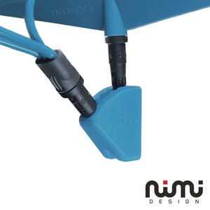 Peut inclure: Gros plan sur un connecteur en plastique bleu avec deux cordons électriques noirs attachés. Le connecteur porte l'inscription "nimi".