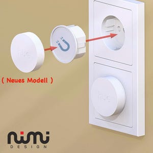 Puede incluir: Cubiertas blancas para enchufes eléctricos con un accesorio redondo y magnético. La imagen muestra el proceso de fijación con una flecha roja. El texto "(Neues Modell)" es visible. El logotipo "nimi DESIGN" está en la parte inferior.