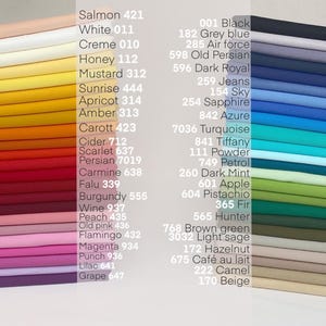 Könnte beinhalten: Eine Farbkarte mit einer großen Auswahl an Stoffmustern in verschiedenen Farbtönen. Die Muster sind in Reihen angeordnet und zeigen Farben von Beige und Gelb bis hin zu Rosa, Lila und Blau, mit Farbbezeichnungen und Nummern.