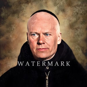 Puede incluir: Un hombre con la cabeza rapada que lleva una túnica negra y un collar con una cruz de plata. El texto "WATERMARK" es visible en la túnica.