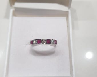 Anillo de oro blanco de 14 k con rubí birmano y diamantes