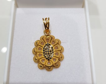 Ciondolo floreale in oro giallo 18k con diamanti neri