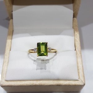 Peridot Ring / 14k Gold Peridot Ring / Diamond Peridot Gold Ring / August Birthstone Ring / Dainty peridot Ring / Stackable peridot Ring