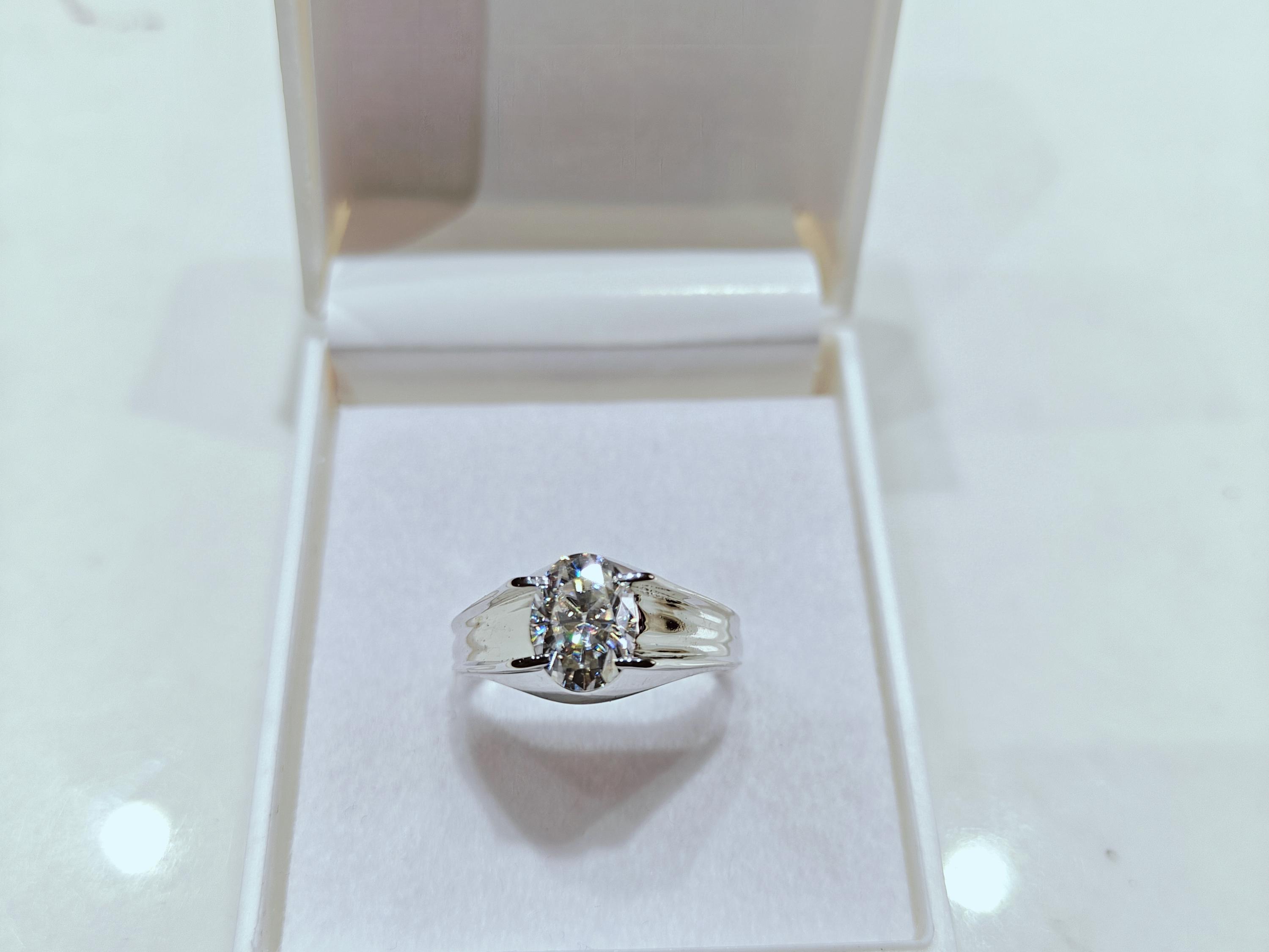 Anello da uomo in argento sterling con moissanite e fascia di Anello da uomo in argento sterling con moissanite e fascia di