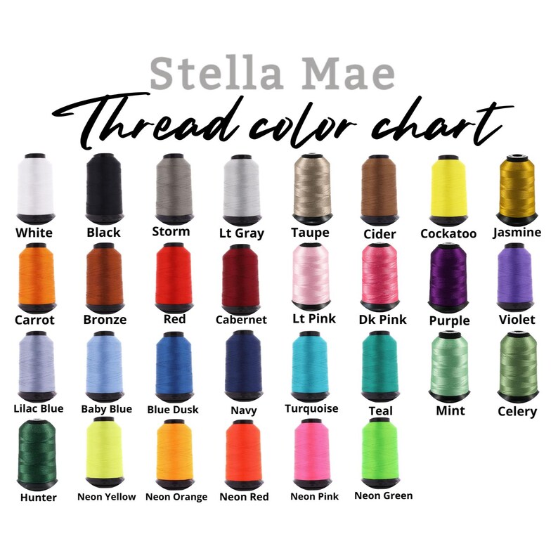 Puede incluir: Una carta de colores de hilo Stella Mae que presenta treinta y una bobinas individuales de hilo de bordar dispuestas en filas. Cada bobina est&aacute; etiquetada con su nombre de color espec&iacute;fico, incluyendo blanco, negro, gris, topo, sidra, amarillo, naranja, rojo y varios tonos de azul, rosa, verde y morado.