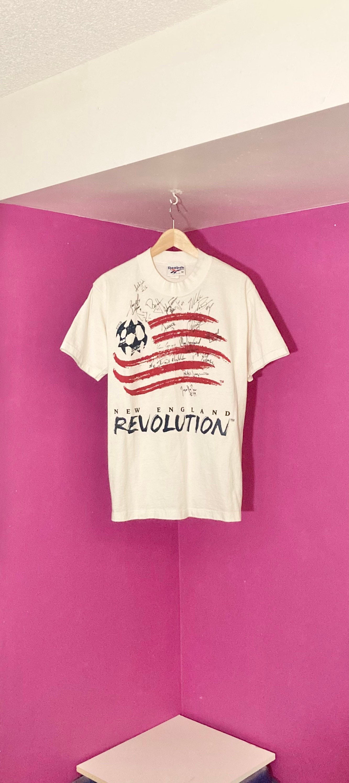 M/M New England Revolution 1998 Team Signed Reebok T-shirt 