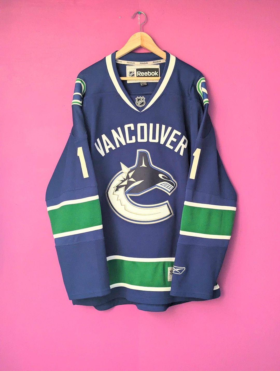 古着 リーボック Reebok NHL VANCOUVER CANUCKS バンクーバーカナックス Vネック ゲームシャツ ホッケーシャツ メンズM /eaa428350 il_1080xN.6343284406_my81.jpg