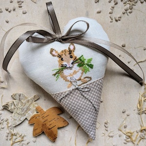 NUEVO*Corazón decorativo *Ratoncito* en punto de cruz*Dahlbeck*Corazón bordado a mano*bordado a mano*Corazón de lino*Corazón decorativo*bordado*Decoración de otoño*Regalo mujer
