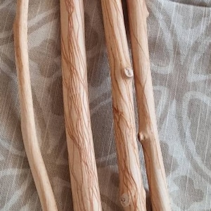 Echte geschälte Eberesche Zauberstäbe, oder mit Rinde Ebereschen Zweige, liefert heilige Holzstäbe, Zauberstäbe, Wicca Zauberstäbe, Ritualwerkzeuge, heidnische und Druide Zauberstäbe
