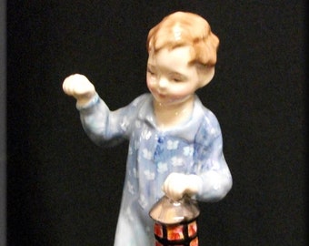 ROYAL DOULTON Wee Willie Winkie HN2050 - Retired 1953 - Nursery Rhymes Series