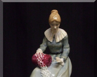 ROYAL DOULTON Dorothy HN3098 - Retired 1990 - Classic Pretty Ladies Series