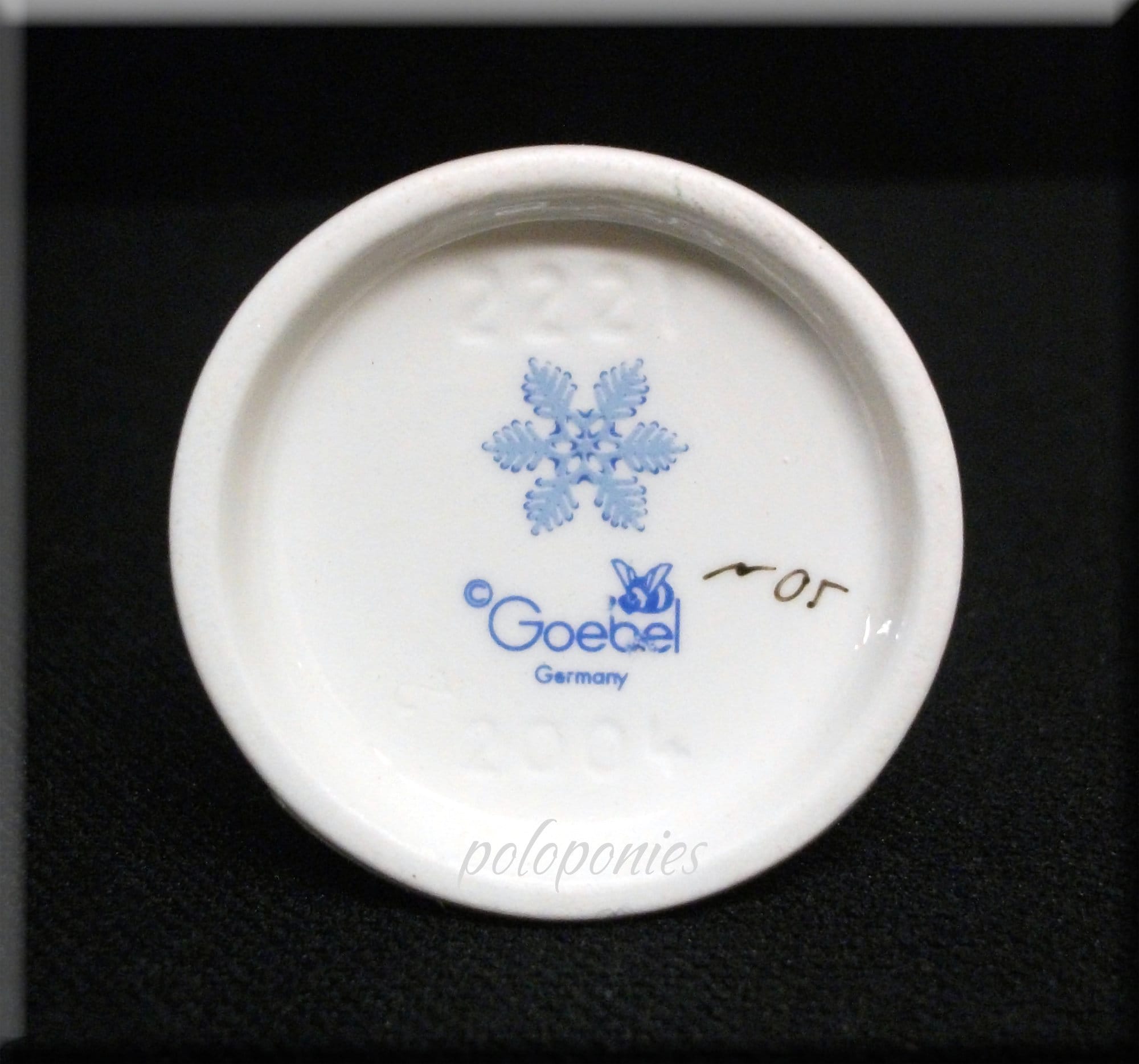 HUMMEL All Bundled up 2221 - Trademark 8 Snowflake Back Stamp ...