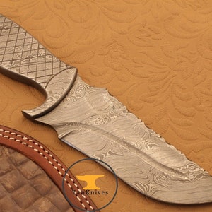 Handmade DAMASCUS STEEL Hunting Knife fully Damascus Steel {QN-315}.