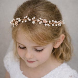 Könnte beinhalten: Ein Set aus drei Keramikbechern mit gesprenkelter, matter Oberfläche. Die Becher sind in Creme-, Hellbraun- und Dunkelbrauntönen gehalten. Jeder Becher hat ein schlichtes Design und einen abgerundeten Henkel.