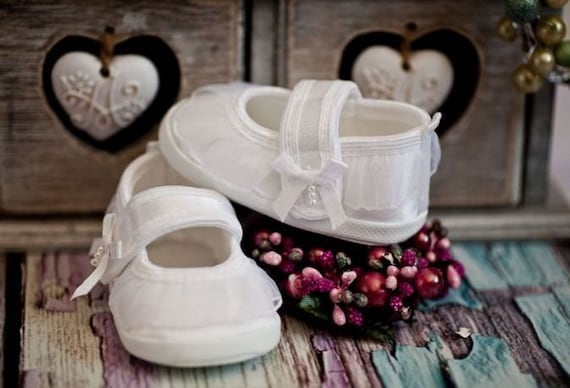 Chaussures bébé en dentelle chaussons ivoire pour baptême