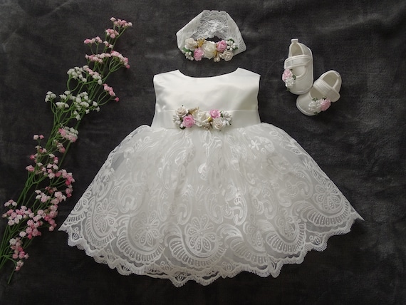 Robe Bébé En Dentelle Brodée - Neuf Avec Étiquettes - Marque BEBE