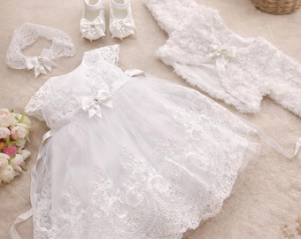 Completo da battesimo Charlotte, composto da abito da festa, cerchietto, scarpe e bolero, 4 pezzi. Colore: bianco. Taglie: 56, 62, 68, 74, 80, 86, 92, 98