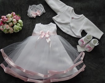 Robe de baptême, robe de soirée + bandeau + boléro + chaussures ensemble 4 pièces. Coloris "CLARA" : blanc/rose taille. 56, 62, 68, 74, 80, 86, 92, 98