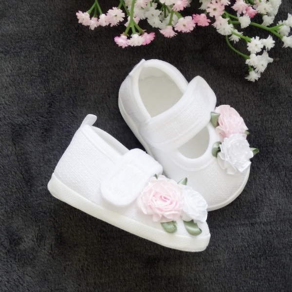 Chaussures en satin pour bébé, chaussons blancs pour baptême, chaussures à nœud de baptême, mariage, chaussures de berceau pour nouveau-né, chaussures de ballerine à semelle souple -B108-