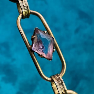 Vintage brass gold tone and lavender purple glass stone oval link with inset diamond shaped rhinestone w/ bracelet intricate embossed links.