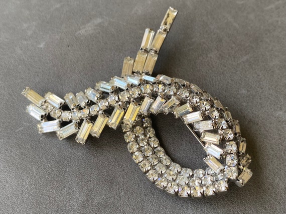 Vintage swirl shape clear rhinestone brooch - image 6