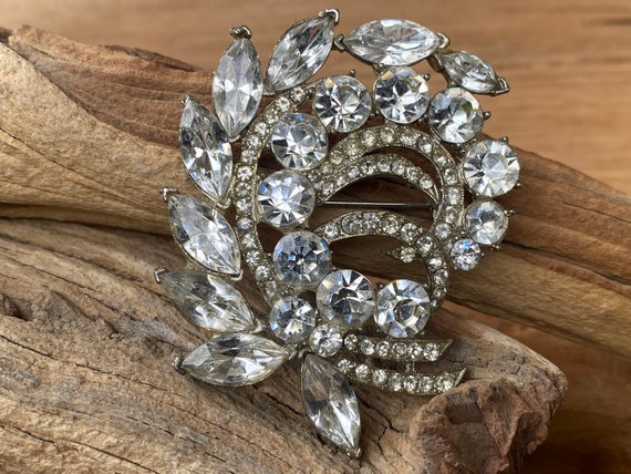 Beautiful Large Rhinestone Brooch Pin Oval Large Rhinestones Clear –  Carol's True Vintage and Antiques
