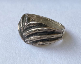 Modernist swirl V-shape silver tone statement ring