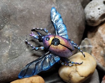 Broche beetle faite à la main - Fabriquée en résine polymère et époxy - raffinée avec de la zircone
