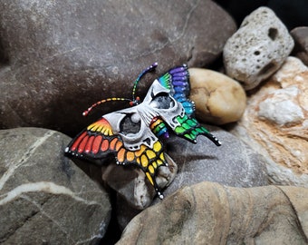 Totenschädel Regenbogen Falter Brosche - Handgefertigt aus Epoxidharz - von Hand bemalt