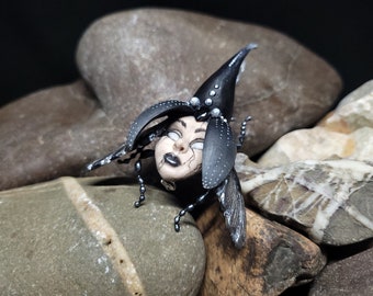 Handgefertigte Nashornkäfer Brosche - mit Maske - Hergestellt aus Polymerclay und Epoxidharz - veredelt mit Edelsteinen