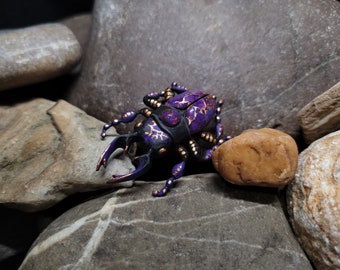 Handgefertigte Hirschkäfer Brosche - Hergestellt aus Polymerclay und Epoxidharz - veredelt mit einem lila Kupfer Türkis