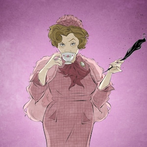 Puede incluir: Una ilustración de una mujer con un vestido y un sombrero rosas, sosteniendo una taza de té y una varita de plumas negras. El fondo es un degradado morado.