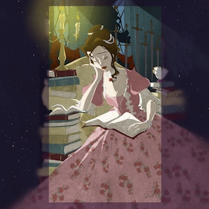 Op de afbeelding: Een vrouw met bruin haar en een roze jurk zit op een stoel en leest een boek. Ze is omringd door boekenkasten vol boeken. Er staat een brandende kaarsenstandaard achter haar.