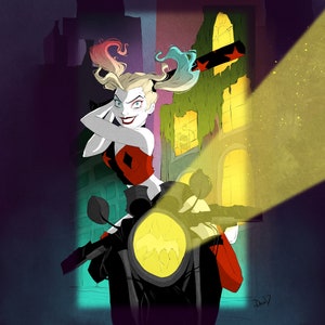 K&ouml;nnte beinhalten: Harley Quinn, eine Comicfigur, f&auml;hrt ein Motorrad in einer dunklen Stadtkulisse. Sie tr&auml;gt ein rot-schwarzes Kost&uuml;m mit einem Diamantenmuster und h&auml;lt einen Baseballschl&auml;ger in der Hand. Das Motorrad hat einen leuchtend gelben Scheinwerfer und wird von einem Scheinwerfer beleuchtet.