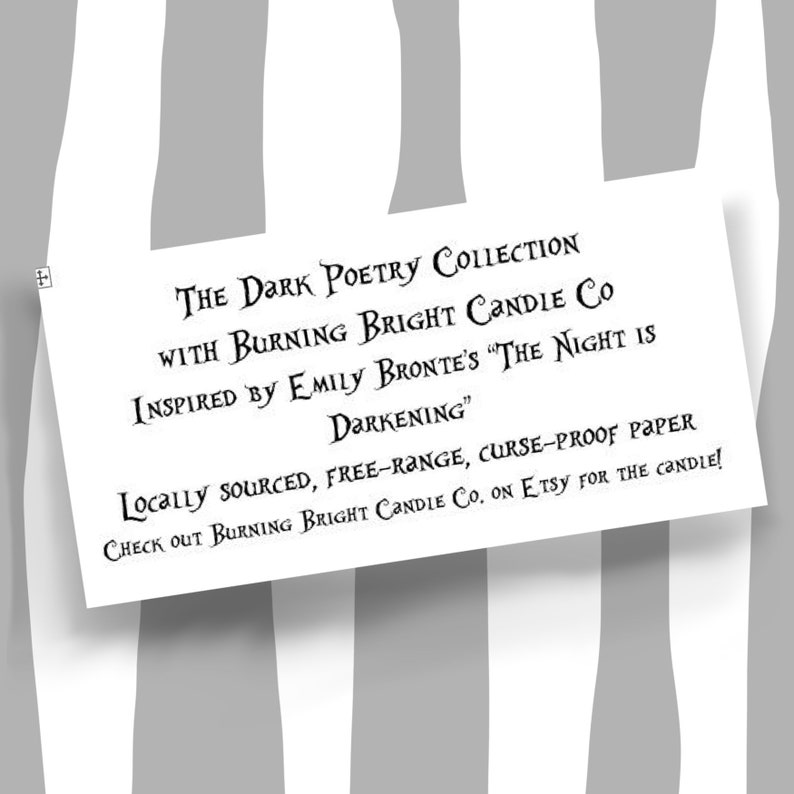 Op de afbeelding: Een witte kaart met zwarte tekst die luidt: "THE DARK POETRY COLLECTION WITH BURNING BRIGHT CANDLE CO INSPIRED BY EMILY BRONTE'S "THE NIGHT IS DARKENING" Locally SOURCED, FREE-RANGE, CURSE-PROOF PAPER CHECK OUT BURNING BRIGHT CANDLE CO. ON ETSY FOR THE CANDLE!"