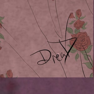 Op de afbeelding: Een roze achtergrond met een bloemenpatroon van rode rozen en groene bladeren. Het woord "Dream" is geschreven in zwarte cursieve letters.
