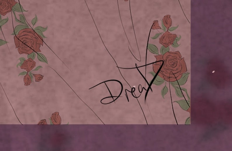 Op de afbeelding: Een roze achtergrond met een bloemenpatroon van rode rozen en groene bladeren. Het woord "Dream" is geschreven in zwarte cursieve letters.