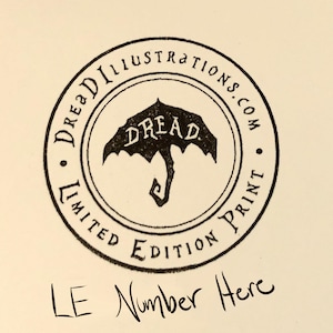 K&ouml;nnte beinhalten: Ein schwarzer und wei&szlig;er runder Stempel mit dem Text "Dread Illustrations.com Limited Edition Print" und einem Regenschirm mit dem Wort "Dread" darauf. Der Text "LE Number Here" steht unter dem Stempel.