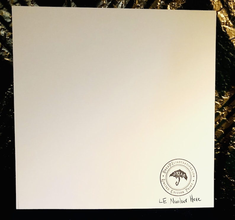 K&ouml;nnte beinhalten: Eine wei&szlig;e Karte mit einem schwarz-wei&szlig;en Stempel eines Regenschirms mit dem Text "Dread Illustrations.com Limited Edition Print" und dem Text "LE Number Here" darunter.