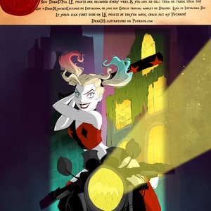 K&ouml;nnte beinhalten: Harley Quinn, eine Comicfigur, ist in einer farbenfrohen Illustration dargestellt. Sie f&auml;hrt ein Motorrad mit einem leuchtend gelben Scheinwerfer. Der Hintergrund ist eine dunkle Stadtlandschaft mit einem Geb&auml;ude hinter ihr. Der Text "DREAD LIMITED EDITION" befindet sich oben im Bild.
