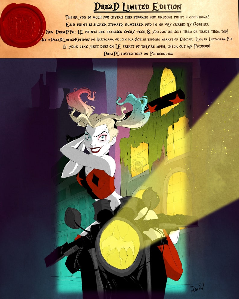 K&ouml;nnte beinhalten: Harley Quinn, eine Comicfigur, ist in einer farbenfrohen Illustration dargestellt. Sie f&auml;hrt ein Motorrad mit einem leuchtend gelben Scheinwerfer. Der Hintergrund ist eine dunkle Stadtlandschaft mit einem Geb&auml;ude hinter ihr. Der Text "DREAD LIMITED EDITION" befindet sich oben im Bild.
