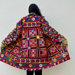 Giacca tunica ricamata patchwork unica nel suo genere, spolverino da festival boho multicolore, cappotto nomade sostenibile tribale riciclato fatto artigianalmente