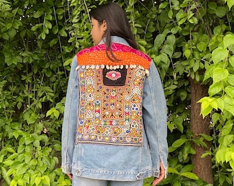 Chaqueta de mezclilla Rainbow Patchwork / chaqueta de jean bordada / chaqueta única boho / chaqueta adornada con mal de ojo / chaqueta de jean con patchwork