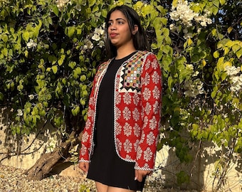Chaqueta de patchwork bordada con cuello redondo para mujer - Abrigo indio bohemio con estampado de bloques - Regalo único para ella - Chaqueta reciclada de estilo vintage