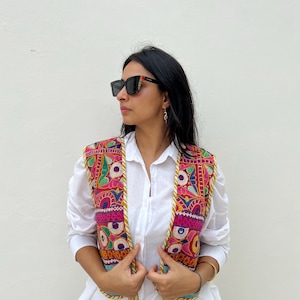 Gilet corto da donna in stile boho chic / Cappotto senza maniche multicolore con ricami floreali / Gilet etnico indiano da donna per feste / Regalo unico