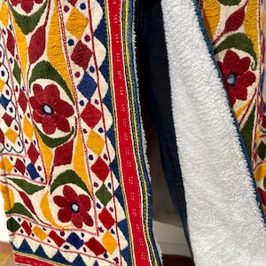 Unisex Quiltad flerfärgad blommig broderad dusterkappa med sherpafleecefoder / boho discojacka / unik festivalbohokappa bild 10