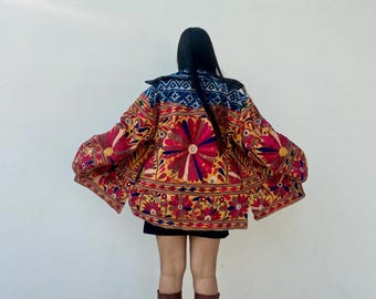 Chaqueta acolchada colorida, chaqueta tribal boho chic de festival multicolor, chaqueta maximalista para dejar de hacer tareas domésticas, chaqueta kantha con estampado de bloques índigo